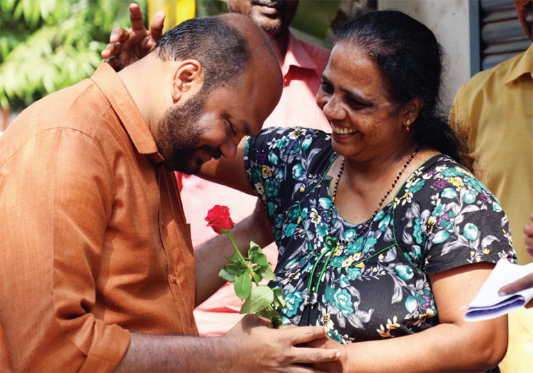 പി രാജീവിനെ ആശീർവദിക്കുന്ന അധ്യാപിക ഡെയ്‌സി തോമസ്‌