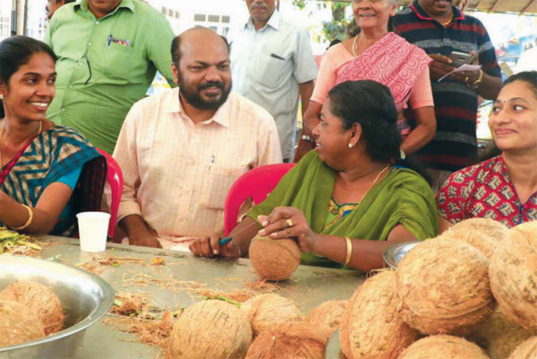 ചേരാനല്ലൂർ നിത്യസഹായമാതാ പള്ളിയിൽ വോട്ടർമാരെ കാണുന്നു