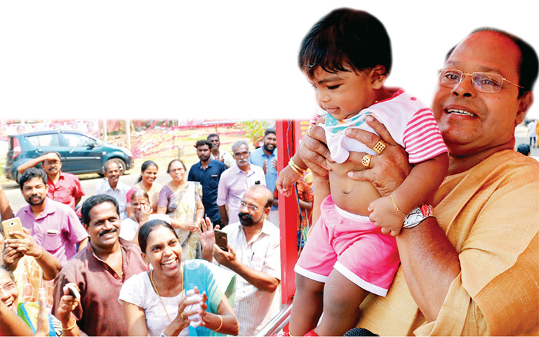 കൃഷ്ണന്‍കോട്ടയിലെ പര്യടനത്തിനിടെ കുഞ്ഞിനെ ലാളിക്കുന്ന ഇന്നസെന്റ്‌