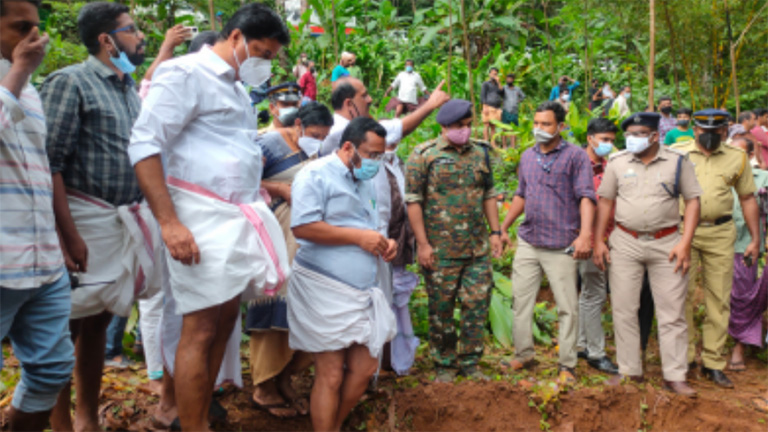 മുണ്ടക്കയം കാവാലിയിൽ ഉരുൾപൊട്ടിയ സ്ഥലം സന്ദർശിക്കുന്ന മന്ത്രിമാരായ റോഷി അഗസ്റ്റി-നും കെ രാജനും