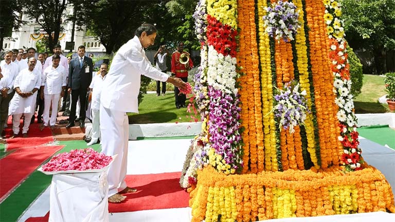 ഹെെദരാബാദിലെ രക്തസാക്ഷി സ്തൂപത്തിൽ  തെലങ്കാന മുഖ്യമന്ത്രി കെ ചന്ദ്രശേഖരറാവു ആദരം അർപ്പിക്കുന്നു ഫോട്ടോ: പിടിഐ