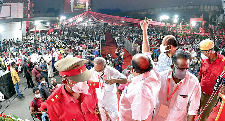 സിപിഐ എം ജില്ലാ സമ്മേളനത്തിന്റെ സമാപന പൊതുയോഗം ഉദ്ഘാടനം ചെയ്യാനെത്തിയ സംസ്ഥാന സെക്രട്ടറി  കോടിയേരി ബാലകൃഷ്ണൻ ജനങ്ങളെ അഭിവാദ്യം ചെയ്യുന്നു              ഫോട്ടോ: മനു വിശ്വനാഥ്