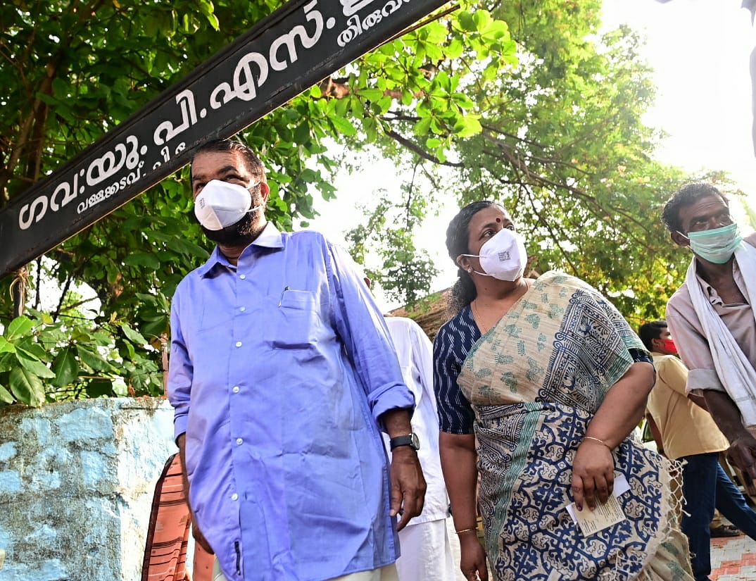 നേമം മണ്ഡലത്തിലെ എൽഡിഎഫ് സ്ഥാനാർഥി വി ശിവൻകുട്ടി ഭാര്യ പാർവതിയോടൊപ്പം വോട്ട് ചെയ്ത ശേഷം പോളിങ് സ്റ്റേഷന് പുറത്തേക്ക് വരുന്നു. ചിത്രം: അരുൺ രാജ്.