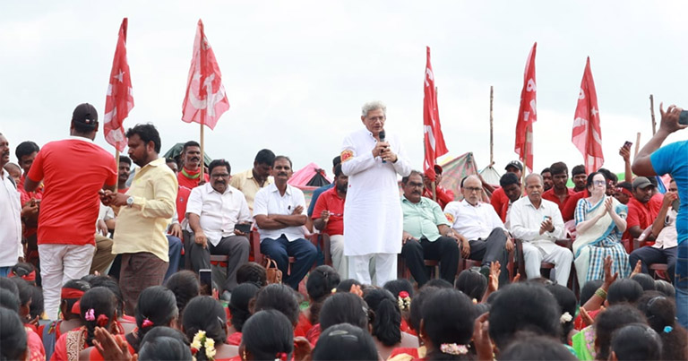 തെലങ്കാനയിലെ  വാറങ്കലിനു സമീപം ജക്കലോഡിയിലെ സമരഭൂമിയിൽ പ്രക്ഷോഭകരെ അഭിവാദ്യം ചെയ്യുന്ന  സിപിഐ എം ജനറൽ സെക്രട്ടറി സീതാറാം യെച്ചൂരിയും മറ്റുനേതാക്കളും