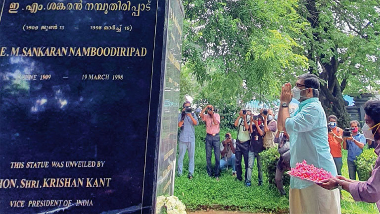 നിയമസഭാ സ്പീക്കർ ആയി ചുമതലയേറ്റ എം ബി രാജേഷ് സഭയ്ക്ക് മുന്നിലെ  ഇ എം എസ് പ്രതിമയിൽ പുഷ്പാർച്ചന നടത്തുന്നു 