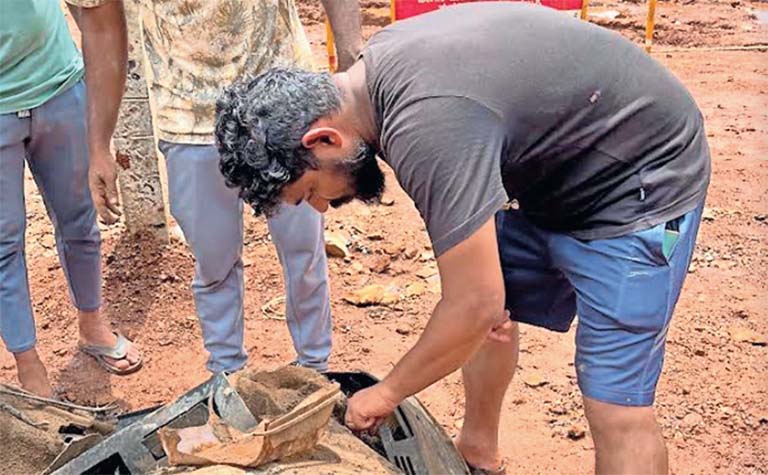 ഷിരൂരിൽ ഗംഗാവലി പുഴയിൽനിന്ന് കണ്ടെടുത്ത ലോറിയുടെ അവശിഷ്ടങ്ങൾക്കിടയിൽ തിരച്ചിൽ നടത്തുന്ന അർജുന്റെ സഹോദരീഭർത്താവ് ജിതിൻ