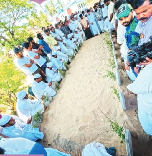 കുടുംബത്തിലെ പതിനൊന്നുപേരെ ഖബറടക്കിയ പരപ്പനങ്ങാടി പുത്തൻ കടപ്പുറം വലിയ ജുമാഅത്ത് പള്ളി ഖബറിൽ മീസാൻകല്ല്വച്ചശേഷം ചെടികൾ നടുന്നു