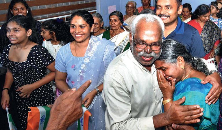 ശ്രീജേഷിന്റെ എറണാകുളം കിഴക്കമ്പലത്തെ വീട്ടിൽ കുടുംബാംഗങ്ങൾ ഇന്ത്യയുടെ വിജയത്തിൽ ആഹ്ലാദം പങ്കിടുന്നു. മകൾ അനുശ്രീ (ഇടത്തുനിന്ന്) ഭാര്യ ഡോ. പി കെ അനീഷ്യ, അച്ഛൻ പി വി രവീന്ദ്രൻ, അമ്മ ഉഷാകുമാരി, സഹോദരൻ ശ്രീജിത്  \ ഫോട്ടോ: സുനോജ് നെെനാൻ മാത്യു 