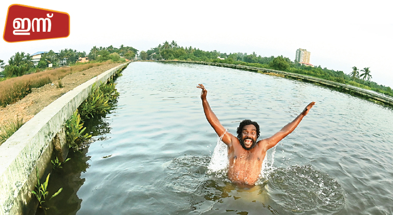 തൃപ്പൂണിത്തുറ അന്ധകാരത്തോടിൽ കുളിക്കാനിറങ്ങിയ നടൻ മണികണ്‌ഠൻ / ഫോട്ടോ: മനു വിശ്വനാഥ്‌