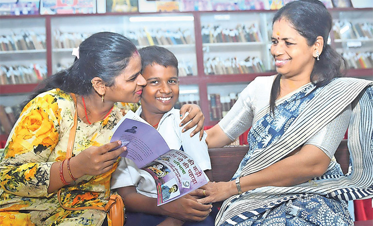 അധ്യാപകർക്കൊപ്പം ആര്യൻ