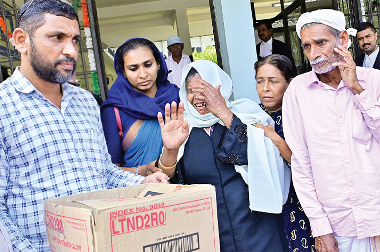 സഫിയയുടെ ഭൗതികാവശിഷ്ടം ഏറ്റുവാങ്ങുന്ന ഉമ്മയും ബാപ്പയും 