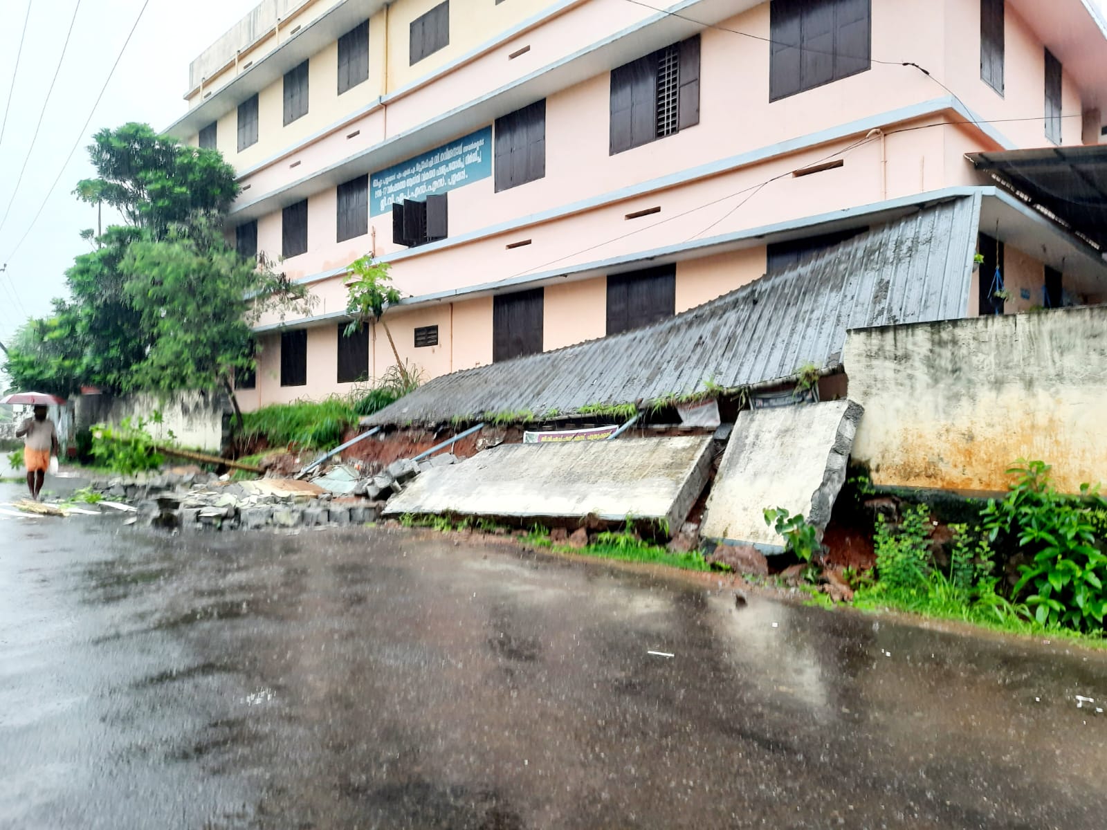 കനത്ത മഴയിൽ തകർന്ന പുതുക്കാട് ജിവിഎച്ച്എസ്എസ് സ്കൂളിന്റെ മതിൽ