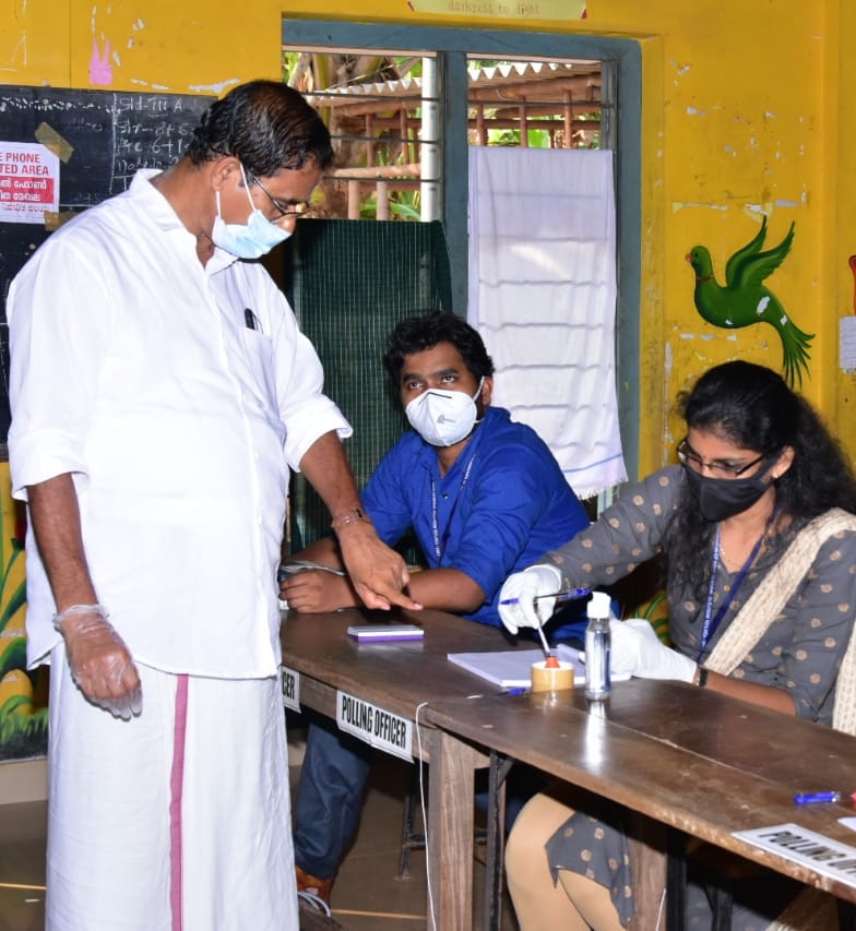 ഉദുമ മണ്ഡലത്തിലെ എൽഡിഎഫ് സ്ഥാനാർത്ഥി സി എച്ച് കുഞ്ഞമ്പു കാസർഗോഡ് അണങ്കുർ എഎൽപി സ്കൂളിൽ വോട്ട് ചെയ്യുന്നു