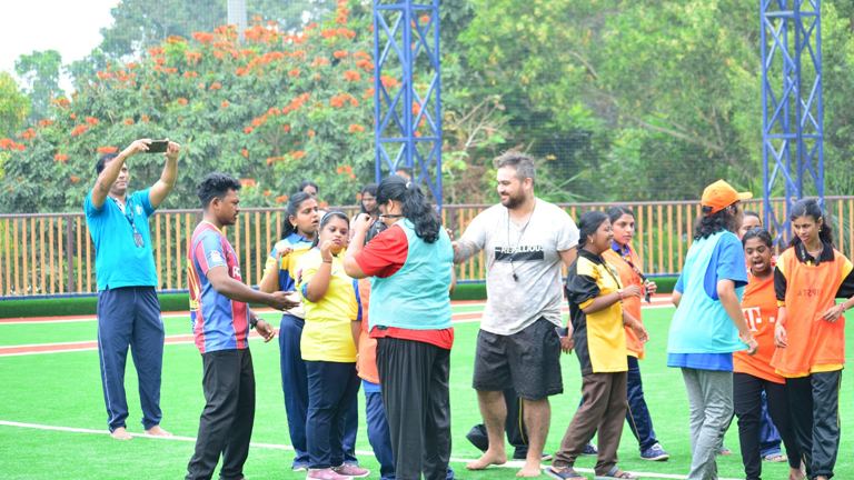 ഫു‌ട്ബോൾ ക്ലബ്‌ പരിശീലകൻ ജോയൽ റിച്ചാർഡ് വില്യംസ് കഴക്കൂട്ടം ഡിഫറന്റ്‍ ആർട്ട് സെന്ററിലെ ‌‌‌ടർഫിൽ കുട്ടികൾക്കൊപ്പം