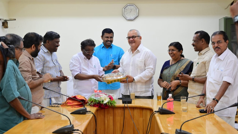 ക്യൂബൻ അംബാസഡർ അലേജൻഡ്രോ സിമംകസ് എകെജി സെന്റർ സന്ദർശിച്ചപ്പോൾ കേന്ദ്രകമ്മറ്റി അംഗം എ കെ ബാലൻ ഉപഹാരം സമ്മാനിക്കുന്നു