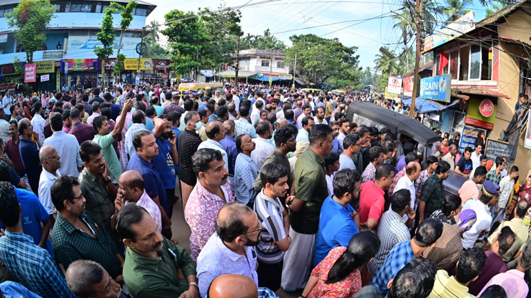 കണ്ണാടിക്കൽ ജംഗ്ഷനിൽ വിലാപയാത്രയിൽ പങ്കെടുക്കാൻ എത്തിയവർ ഫോട്ടോ: വി കെ അഭിജിത് 