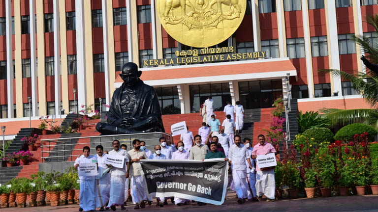 പ്രതിപക്ഷം സഭ ബഹിഷ്കരിച്ച് പുറത്തേക്ക് വരുന്നു