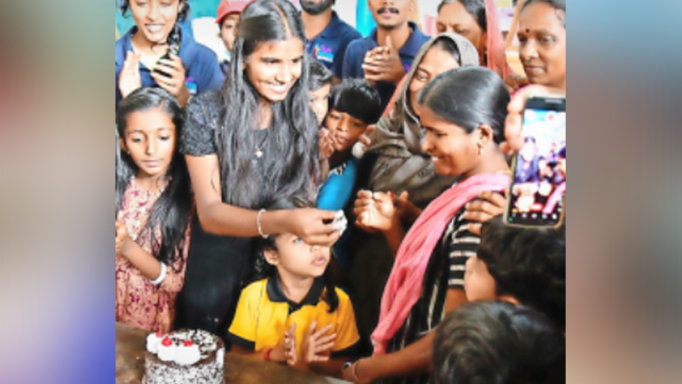 സെന്റ്‌ ജോസഫ്‌ യുപി സ്‌കൂളിലെ ക്യാമ്പിൽ ശബരിതയുടെ ജന്മദിനം ആഘോഷിച്ചപ്പോൾ