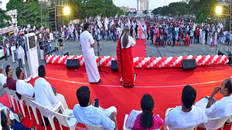 കൊച്ചിയിൽ ഡിവൈ എഫ്ഐ  ഫ്രീഡം സ്ട്രീറ്റ്  സിപിഐ എം പോളിറ്റ് ബ്യൂറോ അംഗം വൃന്ദ കാരാട്ട് ഉദ്ഘാടനം ചെയുന്നു