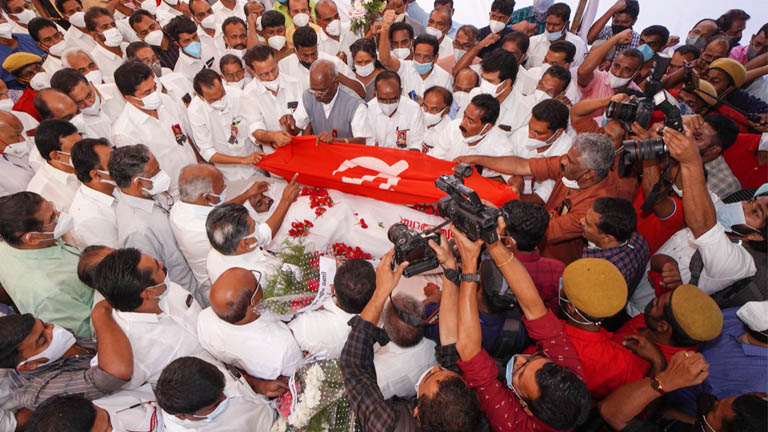 ധീരജ് രാജേന്ദ്രന്റെ മൃതദേഹം സിപിഐ എം ഇടുക്കി ജില്ലാ കമ്മിറ്റി ഓഫീസിൽ പൊതുദർശനത്തിന് വെച്ചപ്പോൾ  സംസ്ഥാന സെക്രട്ടറിയറ്റ് അംഗങ്ങളായ കെ ജെ തോമസ്, എം എം മണി, ജില്ലാ സെക്രട്ടറി സി വി വർഗീസ്, മറ്റു നേതാക്കൾ എന്നിവർ ചേർന്ന് പാർടി പതാക പുതപ്പിക്കുന്നു. മന്ത്രി റോഷി അഗസ്റ്റിൻ സമീപം                                                  ഫോട്ടോ: വി കെ അഭിജിത്ത് 