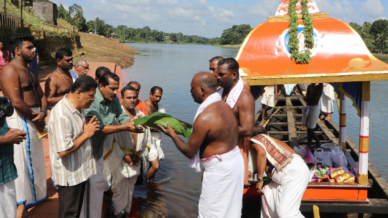 ആറന്മുള ക്ഷേത്രക്കടവിൽ നിന്നും ദക്ഷിണ നൽകി തിരുവോണത്തോണിയെ കാട്ടൂരിലേക്ക് യാത്രയാക്കുന്നു