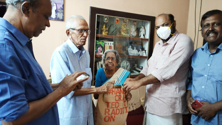 പ്രൊഫ. എം കെ സാനുവിനെ സന്ദർശിച്ചപ്പോൾ