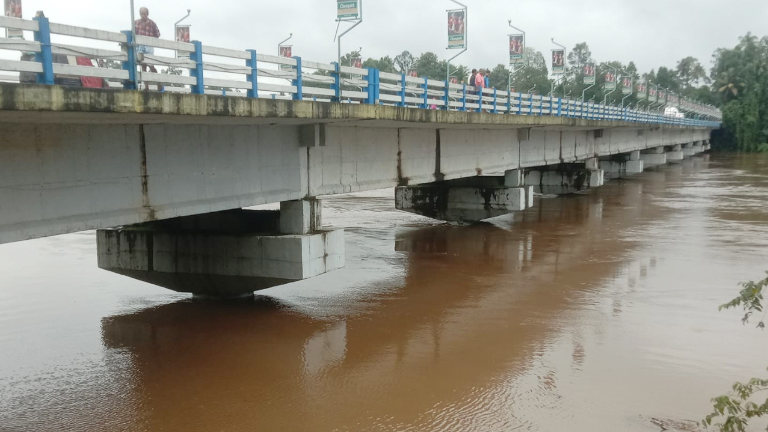 പെരിയാറിന് കുറുകെയുള്ള മലയാറ്റൂർ - കോടനാട് പാലം