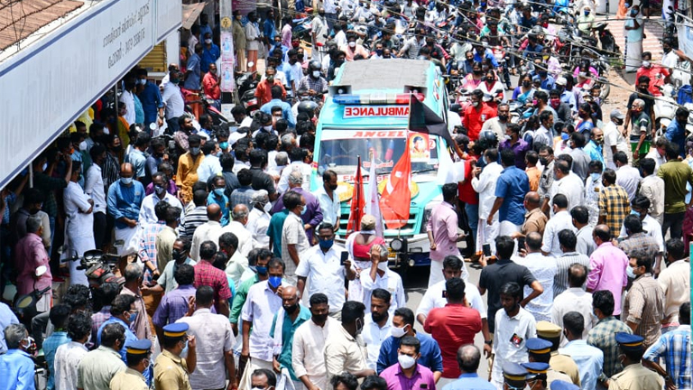 അഭിമന്യുവിന്റെ മൃതദേഹം വഹിച്ചു കൊണ്ടുള്ള വിലാപയാത്ര ചൂനാട് കവലയിൽ എത്തിയപ്പോൾ: ചിത്രം ‐ ഷിബിൻ ചെറുകര