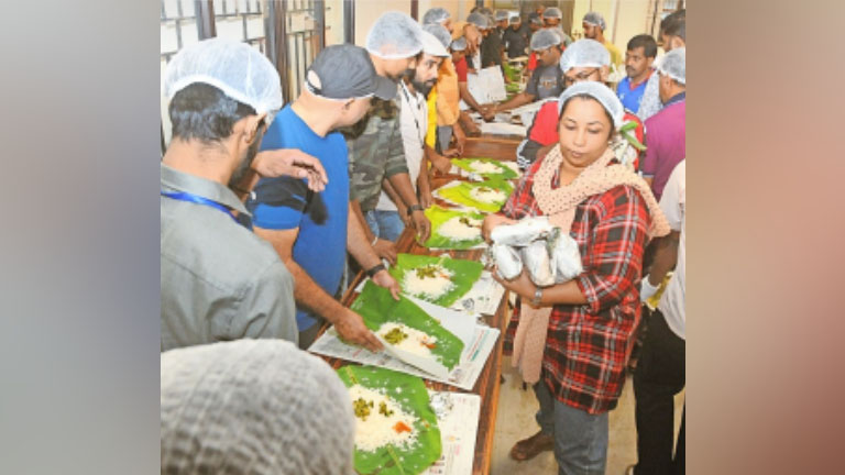 മേപ്പാടി ഗവ. പോളിടെക്‌നിക്കിലെ  പാചകപ്പുരയിൽ രക്ഷാപ്രവർത്തകർക്കുള്ള പൊതിച്ചോറ്‌ തയ്യാറാക്കുന്നവർ