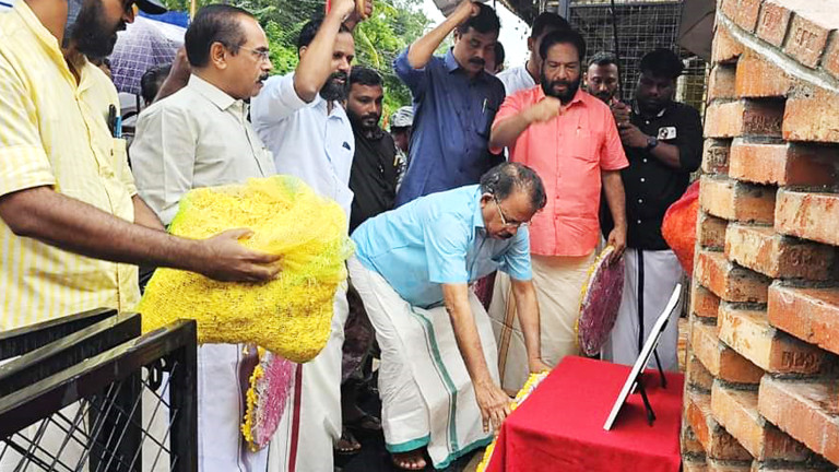 ഹഖ് മുഹമ്മദ് -‐മിഥിലാജ്   രക്തസാക്ഷി മണ്ഡപത്തിൽ  സിപിഐ എം സംസ്ഥാന സെക്രട്ടറിയറ്റംഗം ആനാവൂർ നാഗപ്പൻ,  ജില്ലാ സെക്രട്ടറി വി ജോയി എന്നിവർ  പുഷ്പാർച്ചന  നടത്തുന്നു