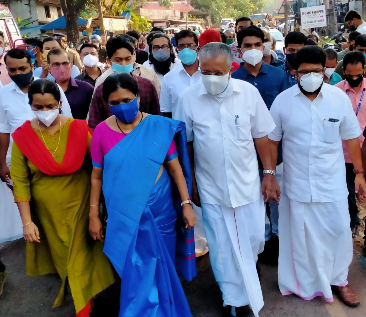 മുഖ്യമന്ത്രി പിണറായി വിജയൻ ഭാര്യ കമലയോടൊപ്പം വോട്ട് ചെയ്യാൻ എത്തുന്നു. ചിത്രം: ജഗത് ലാൽ