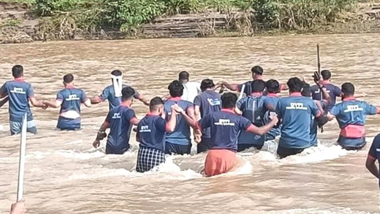 തിരച്ചിലിനായി ഡിവൈഎഫ്ഐ യൂത്ത് ബ്രിഗേഡ് അം​ഗങ്ങള്‍  ചാലിയാർ പുഴയിലെ മുണ്ടേരി ഇരുട്ടുകുത്തി കടവ് കടക്കുന്നു‌