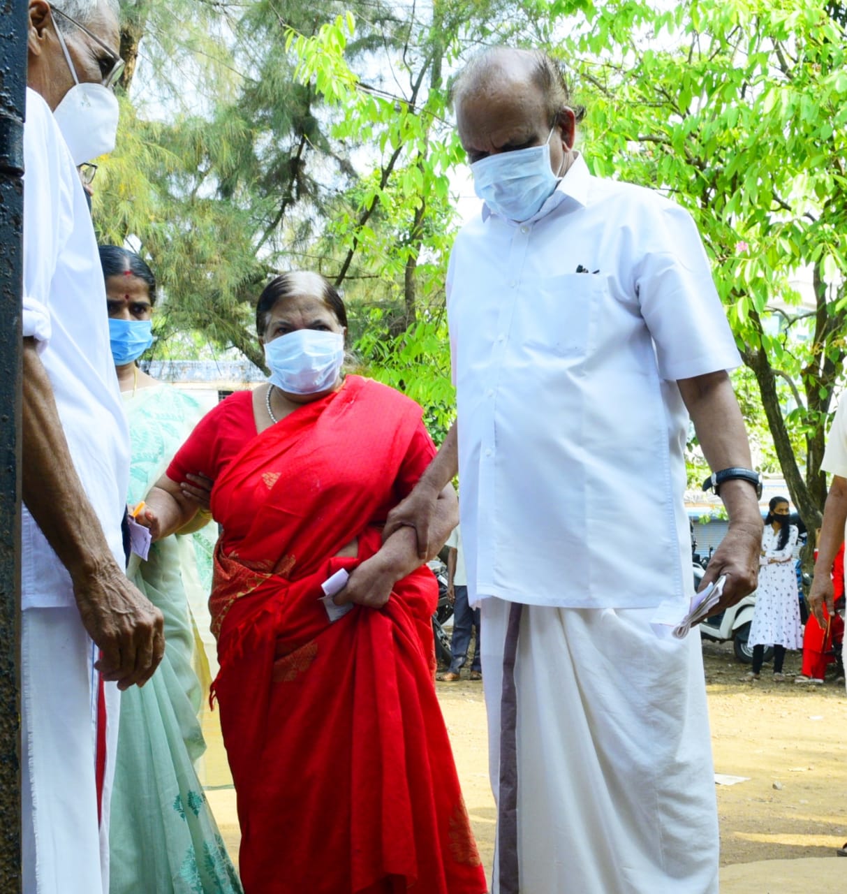 സിപിഐ എം കേന്ദ്രകമ്മിറ്റി അംഗം പി കരുണാകരനും ഭാര്യ ലൈലയും നിലേശ്വരം എൻ.കെ.ബി സ്കൂളിൽ വോട്ട് ചെയ്യാനെത്തിയപ്പോൾ.