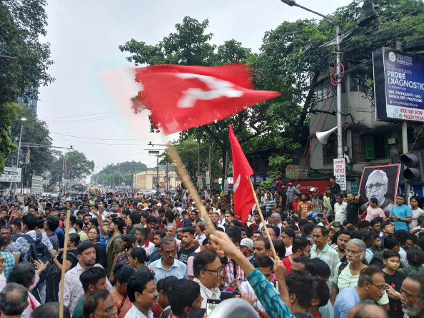 ബുദ്ധദേബിന്‌ ആദരാഞ്‌ജലിയർപ്പിക്കാൻ കൊൽക്കത്തയിലെത്തിയ ജനക്കൂട്ടം