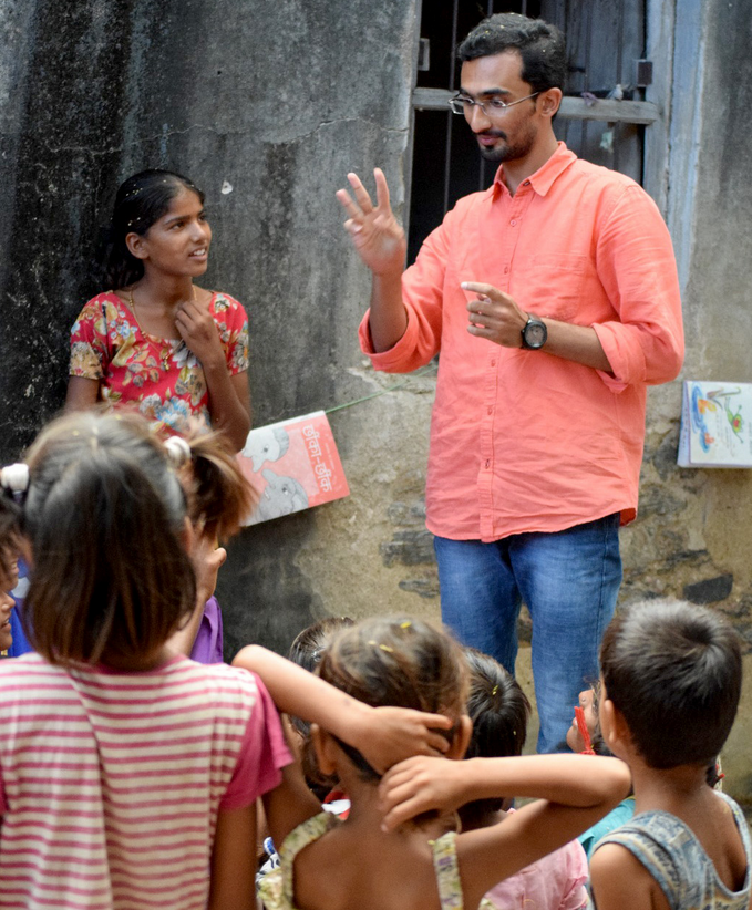 രാജസ്ഥാൻ കിഷൻഗർഹിൽ വായനശാല ഒരുക്കുന്നതിനായി എത്തിയ നോയൽ ബെന്നൊ കുട്ടികളുമായി സംസാരിക്കുന്നു 