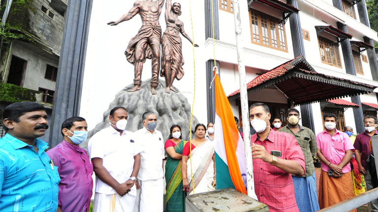 എഴുപത്തിഅഞ്ചാം സ്വാതന്ത്രദിനത്തിൽ സിപിഐ എം ഇടുക്കി ജില്ലാ കമ്മറ്റി ഓഫീസിനു മുൻപിൽ ജില്ലാ കമ്മറ്റി അംഗം എം ജെ മാത്യു ദേശീയപതാക ഉയർത്തുന്നു