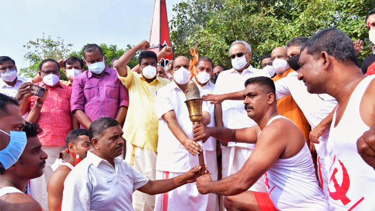 75ാമത് പുന്നപ്പറ വയലാർ രക്തസാക്ഷി വാരാചരണത്തിന്റെ ഭാഗമായി ആലപ്പുഴ വലിയ ചുടുകാട് രക്തസാക്ഷി മണ്ഡപത്തിൽ നിന്നുമുള്ള ദീപശിഖ സിപിഐ എം സംസ്ഥാനകമ്മറ്റി അംഗം ജി സുധാകരൻ അതലറ്റുകൾക്ക് കൈമാറുന്നു. തോമസ് ഐസക്, കാനം രാജേന്ദ്രൻ, സജി ചെറിയാൻ, പി പ്രസാദ്, ആർ നാസർ, ടി ജെ ആഞ്ചലോസ്, എ എം ആരീഫ് എം പി, പി പി ചിത്ത രഞ്ജൻ, എച്ച് സലാം, സി എസ് സുജാത തുടങ്ങിയവർ സമീപം