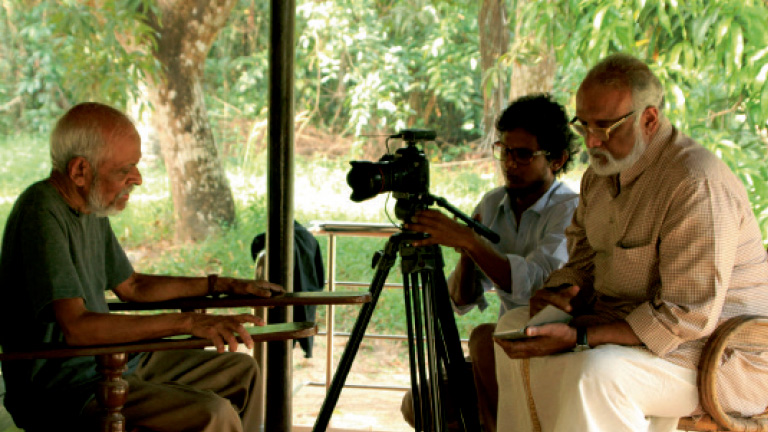 ‘വേറിട്ട കാഴ്ചകളു’ടെ ചിത്രീകരണത്തിനിടെ     ഫോട്ടോ: ഇമ ബാബു